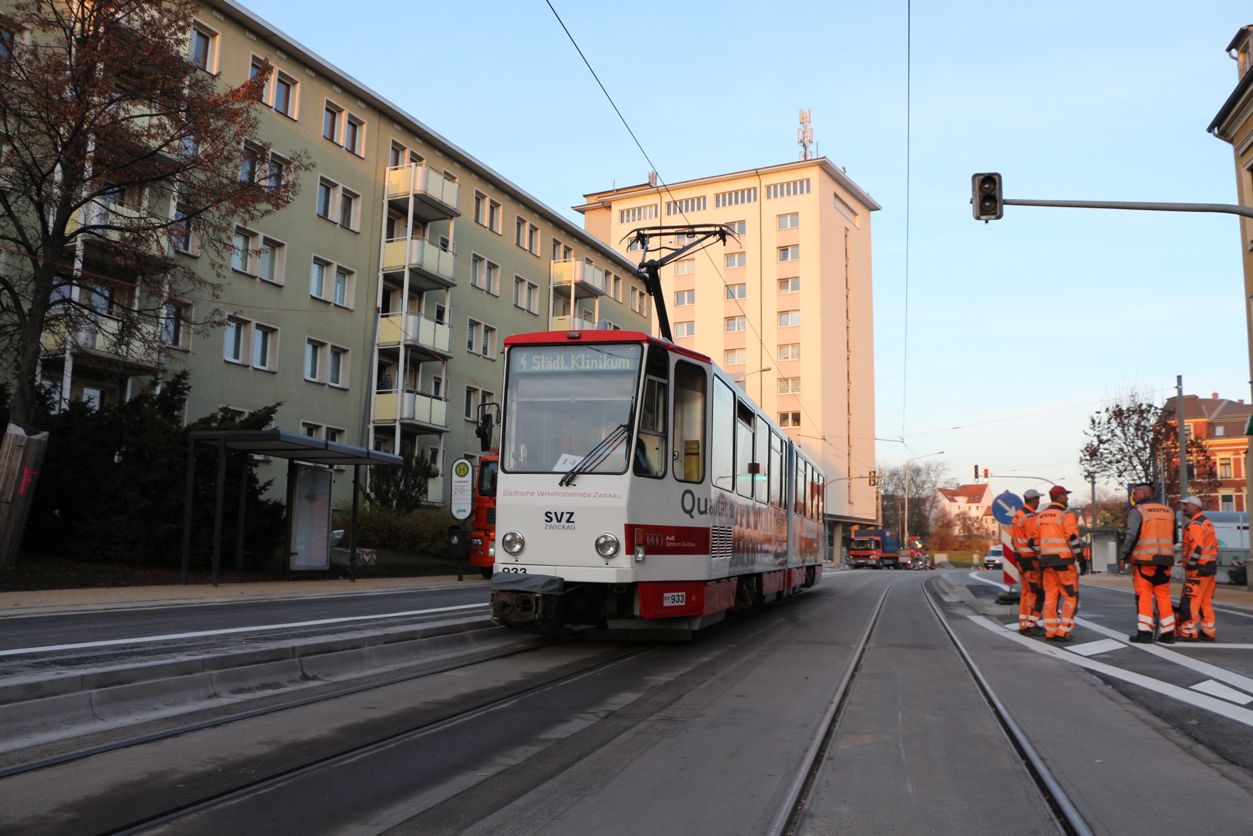 Straßenbahn in Zwickau fährt an der neuen Haltestelle ein